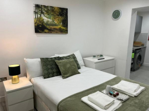 Central Harrow Cozy Apartment with free parking